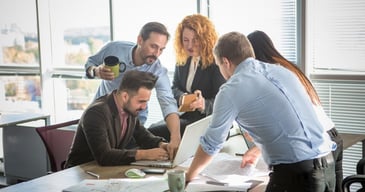 Equipo de trabajo mejorando los procesos de comunicación empresarial interna y externa