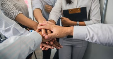 Empleados de una emoresa rabajando en equipo gracias a la adaptación al cambio