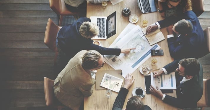 Hombres y mujeres de negocios trabajando en una correcta administracion de recursos humanos