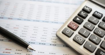 Calculadora y lapicera junto a un presupuesto que armo la consultora de recursos humanos mostrando como ahorrar costos en tu empresa