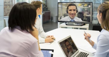 Ejecutivos teniendo una reunión sobre cambiar de empleo en tiempos de Coronavirus