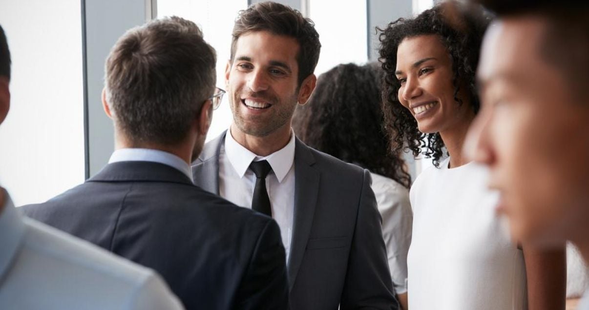 Empleados de una empresa entablando buenas relaciones gracias a la marca personal que trabajaron