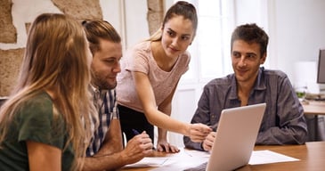 Compañeros de trabajo aprendiendo de su líder sobre metodologías ágiles y design thinking para la nnovación