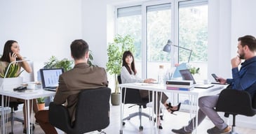 Empleados trabajando con medidas de salud luego de volver al trabajo tras la pandemia
