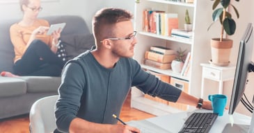 Hombre disfrutando de los beneficios del trabajo remoto