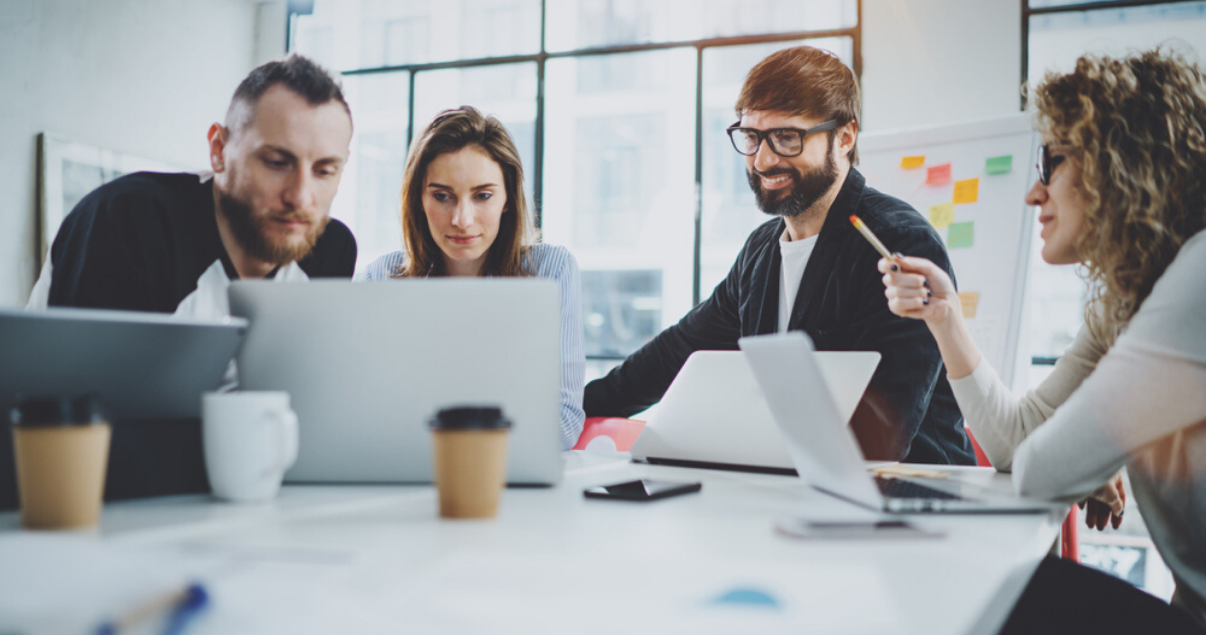 Hombres y mujeres expertos en disminuir los costos de una empresa que trabajan en una consultora de recursos humanos