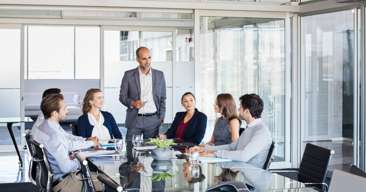 Hombres y mujeres profesionales que pertenecen a una consultora de recursos humanos trabajando para disminuir los costos de tu empresa