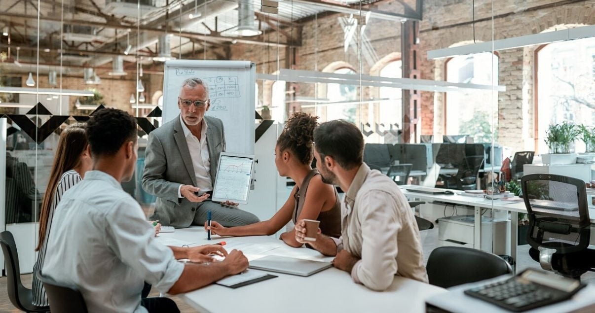 Capacitación para empleados de personal temporario en oficinas modernas