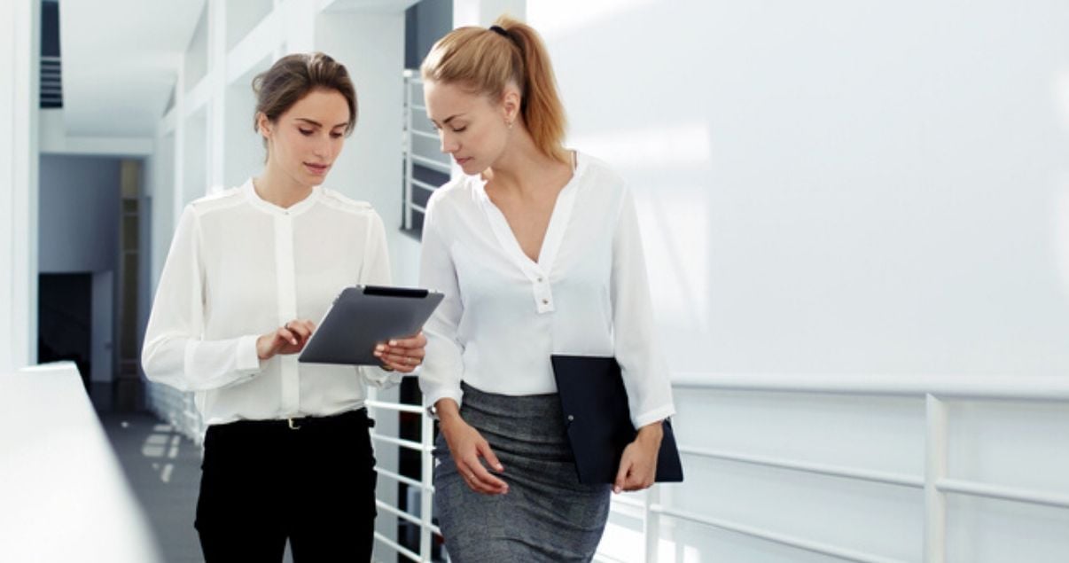 Dos mujeres en una empresa hablando de outsourcing de recursos humanos