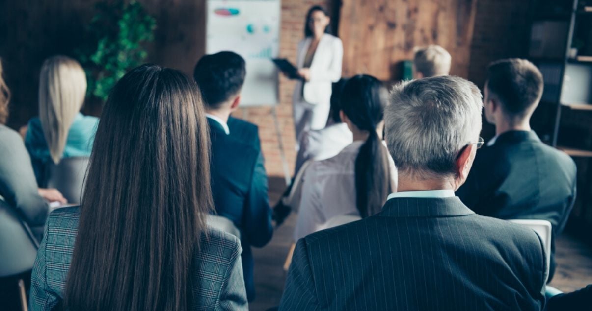 Personal y ejecutivos de una empresa en un curso de capacitación en una empresa