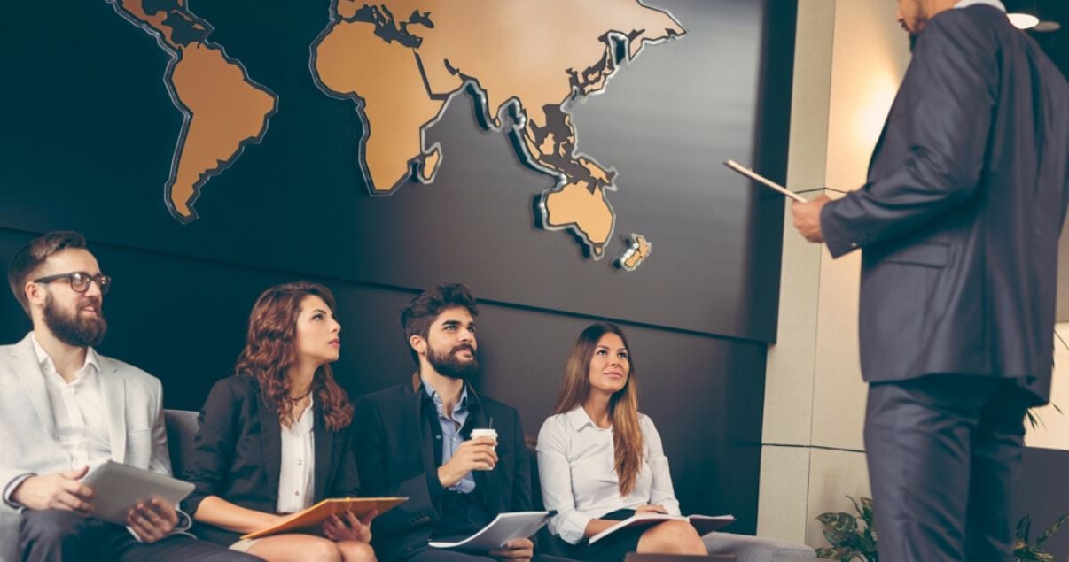 Personas esperando para una reunión sobre outsourcing de recursos humanos