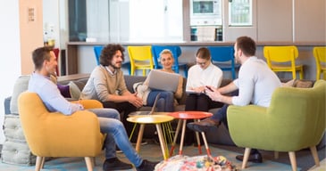 Empleados conversando sobre las tendencias en RRHH de las empresas más influyentes en el ámbito