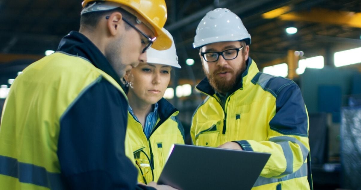 Tres miembros de la fuerza de trabajo de una empresa observando métricas sobre su rendimiento