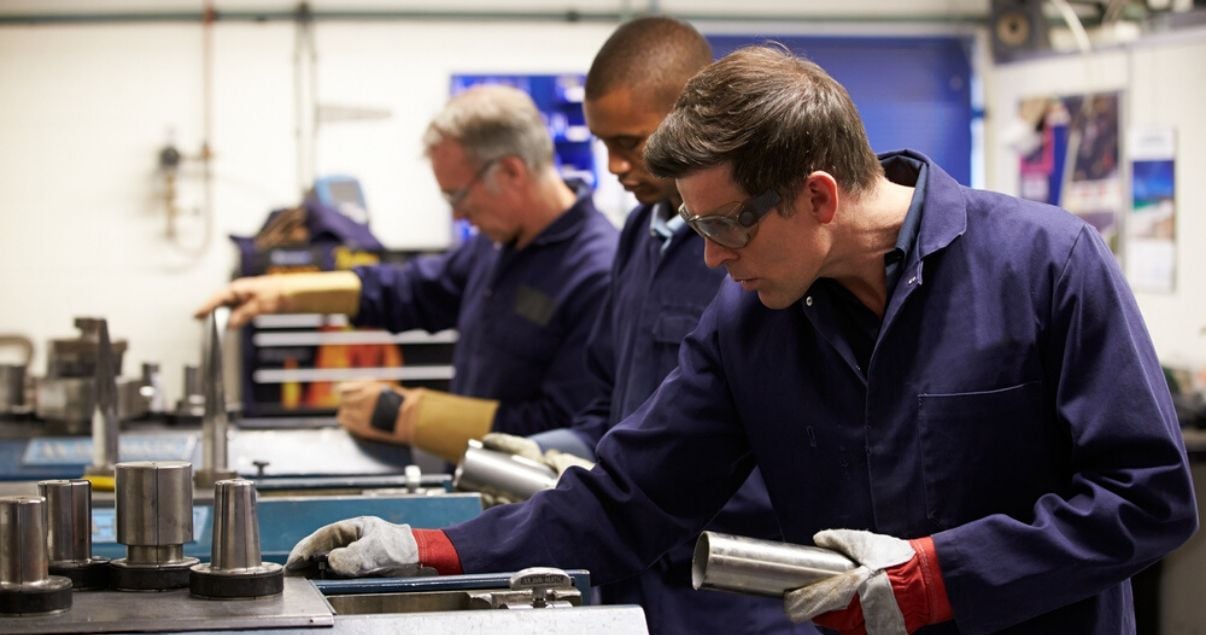 Hombres que forman parte del equipo de personal eventual de una empresa de la industria manufacturera