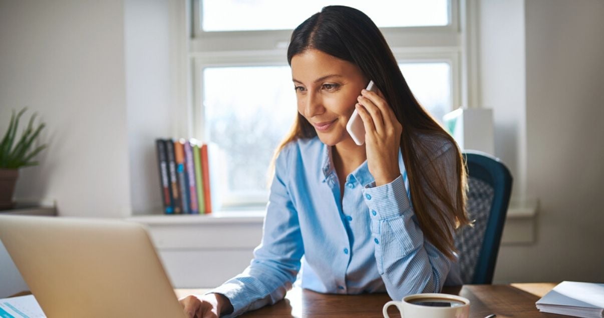 Mujer haciendo tareas desde la modalidad de trabajo remoto