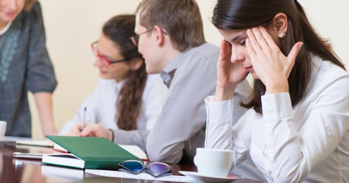 Mujer joven pensando en los recaudos necesarios para evitar el contagio en los espacios laborales