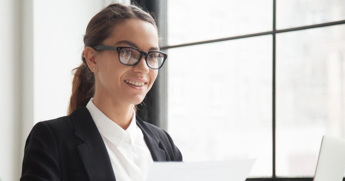 Joven candidata entregando su CV a una empresa de tercerizacion de procesos de reclutamiento de personal