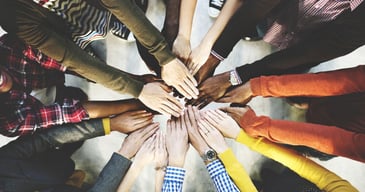 Manos unidas de los colaboradores de una empresa simbolizando multiculturalidad y diversidad
