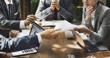Una visión panorámica de empleados hablando de como la fuerza de trabajo mejora el rendimiento de la empresa.