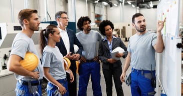 Nuevos empleados de una fábrica conociendo los Estrategias y beneficios de realizar un outsourcing de personal