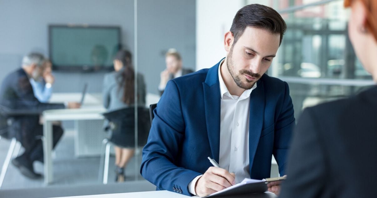 PHombre profesional teniendo una entrevista con un reclutador en un proceso de headhunting para empresas