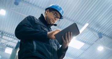 Personal eventual de una industria utilizando su tablet para tareas de control