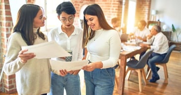 Tres jóvenes empleadas de una empresa trabajando en un mundo VICA preparándose para el futuro del trabajo